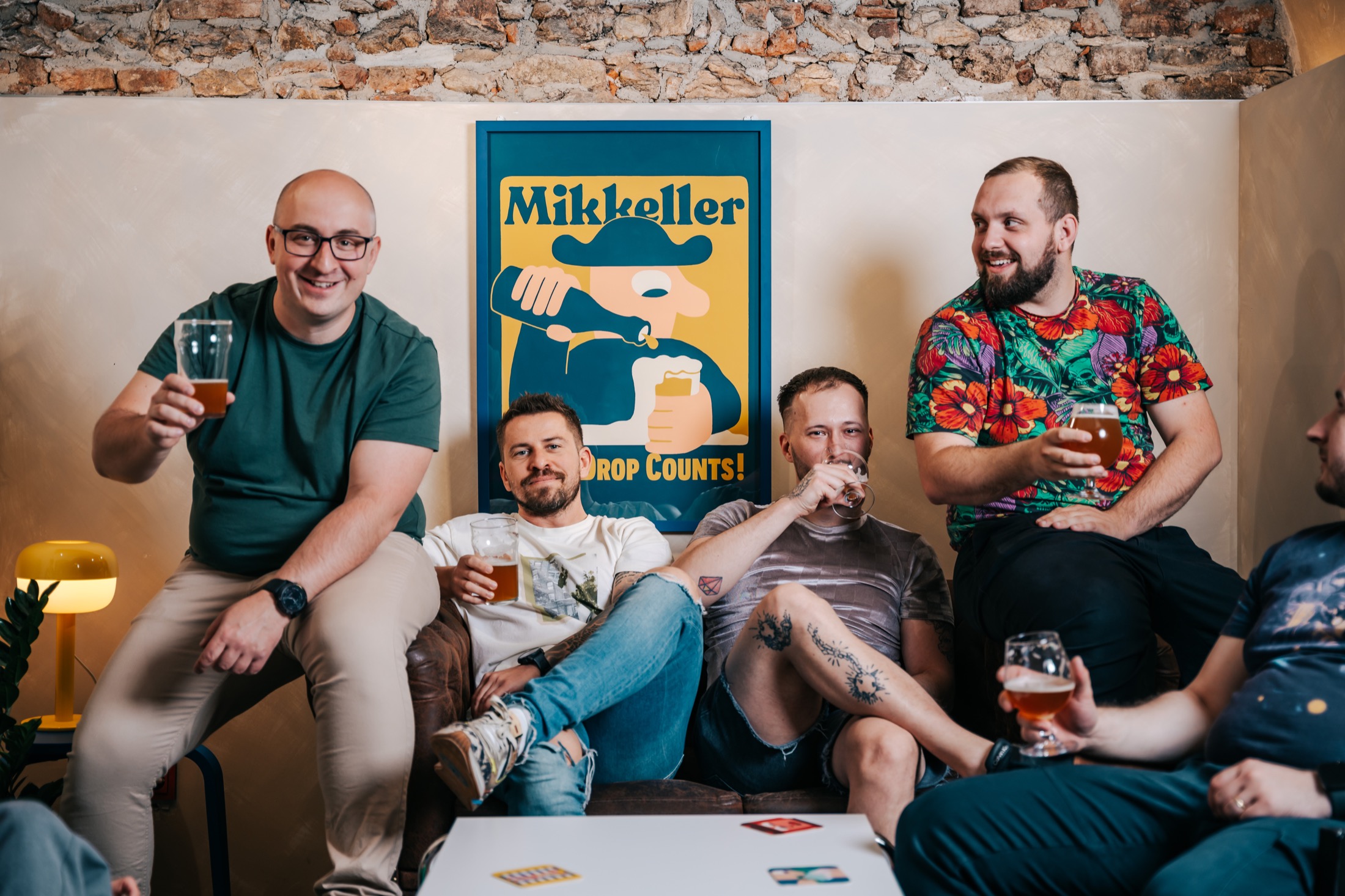 Partia priateľov si pripíja remeselným pivom v Beerstrici